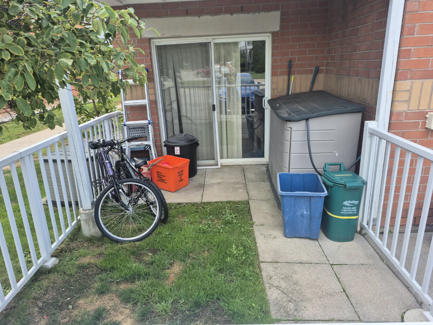 Rubbermaid Outdoor Storage Shed - photo 2