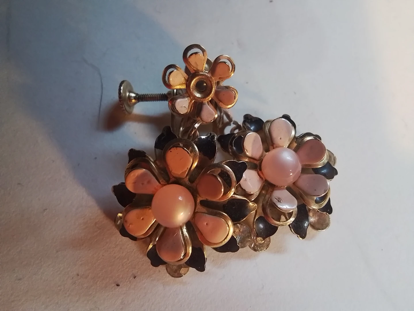 Vintage 1950s Pink & Black Enameled Flower Dangle Earrings - photo 3