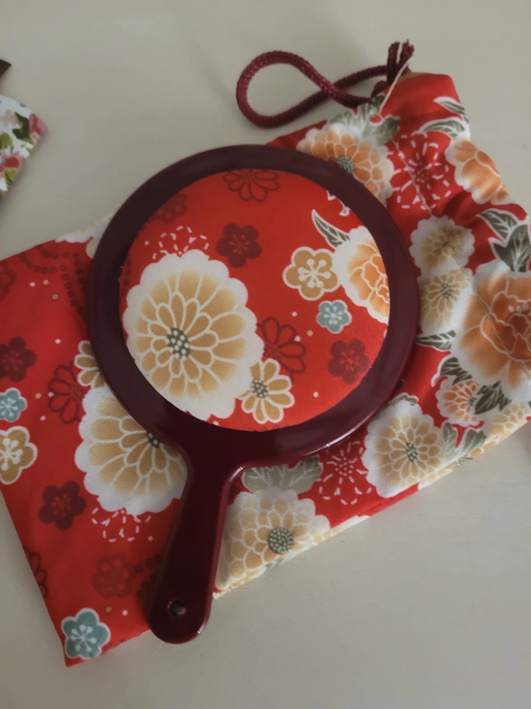 Floral pattern hand mirror with drawstring pouch - photo 2