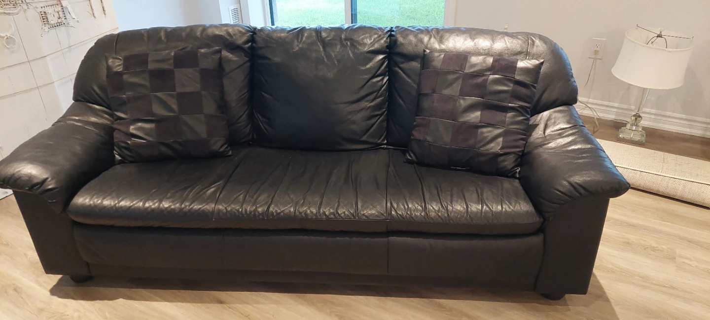 Black Leather Three-Seater Sofa pick up in Welland. - photo 2