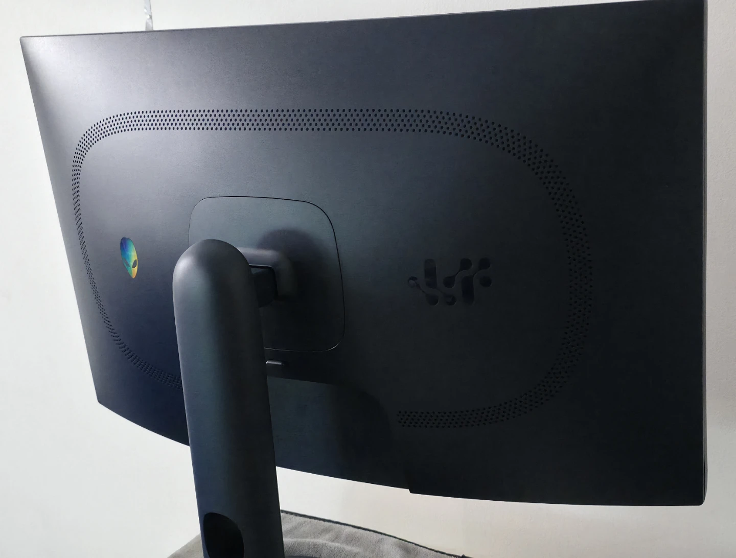 Alienware 32" QHD 180Hz Gaming Monitor with Box - photo 4