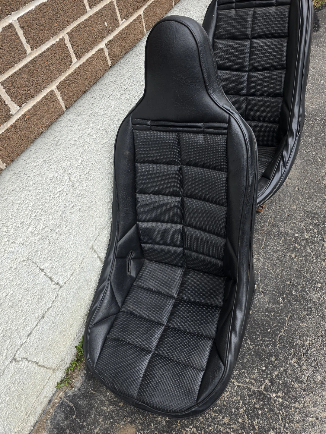 Racing bucket seats