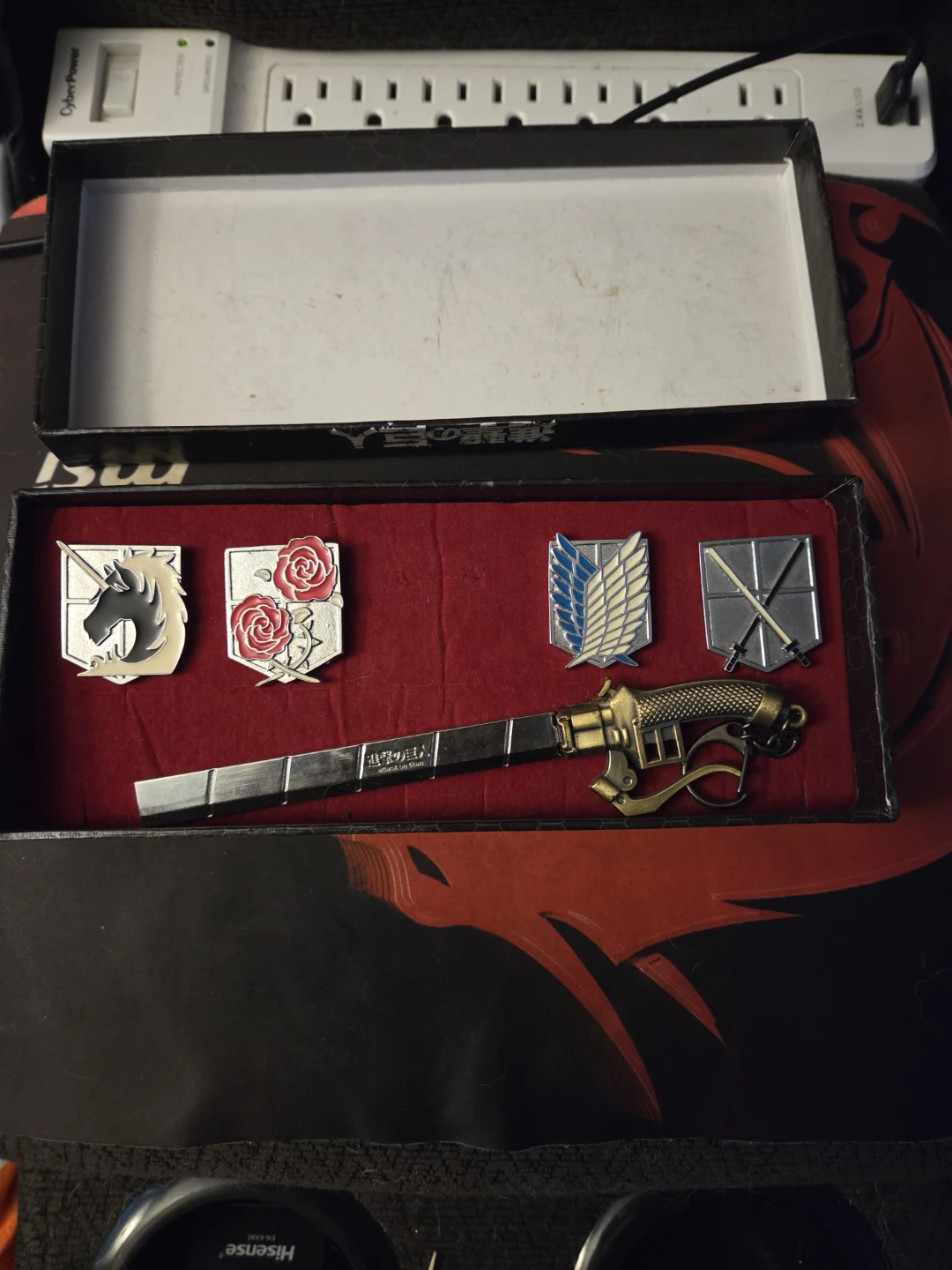 Attack on Titan Collector Pin and keychain - photo 2