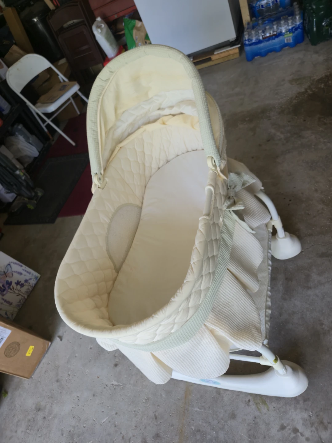 Kolcraft Cuddle ’n Care Light Vibes Mobile Rocking Bassinet