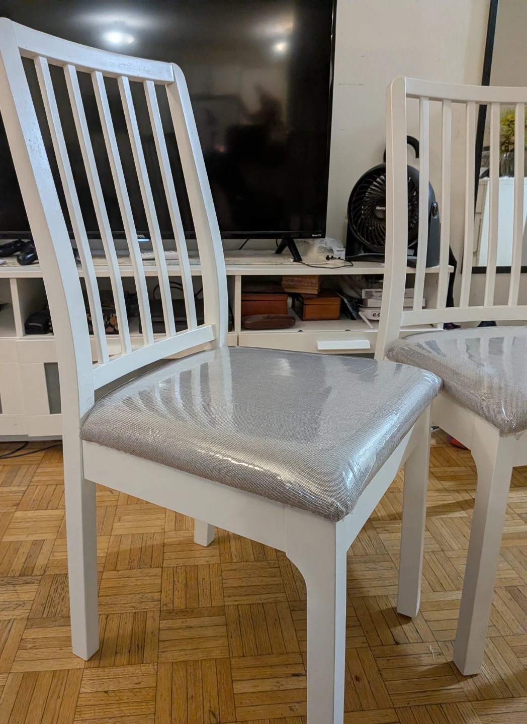 Set of two white dining chairs IKEA - photo 2