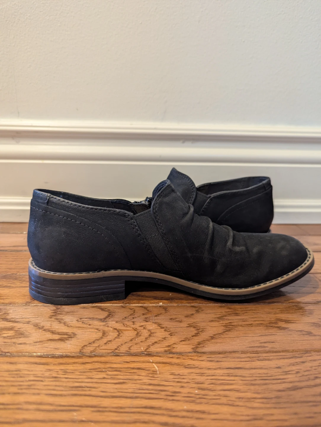 Two pairs of women's shoes: Clarks and Reebok - photo 5