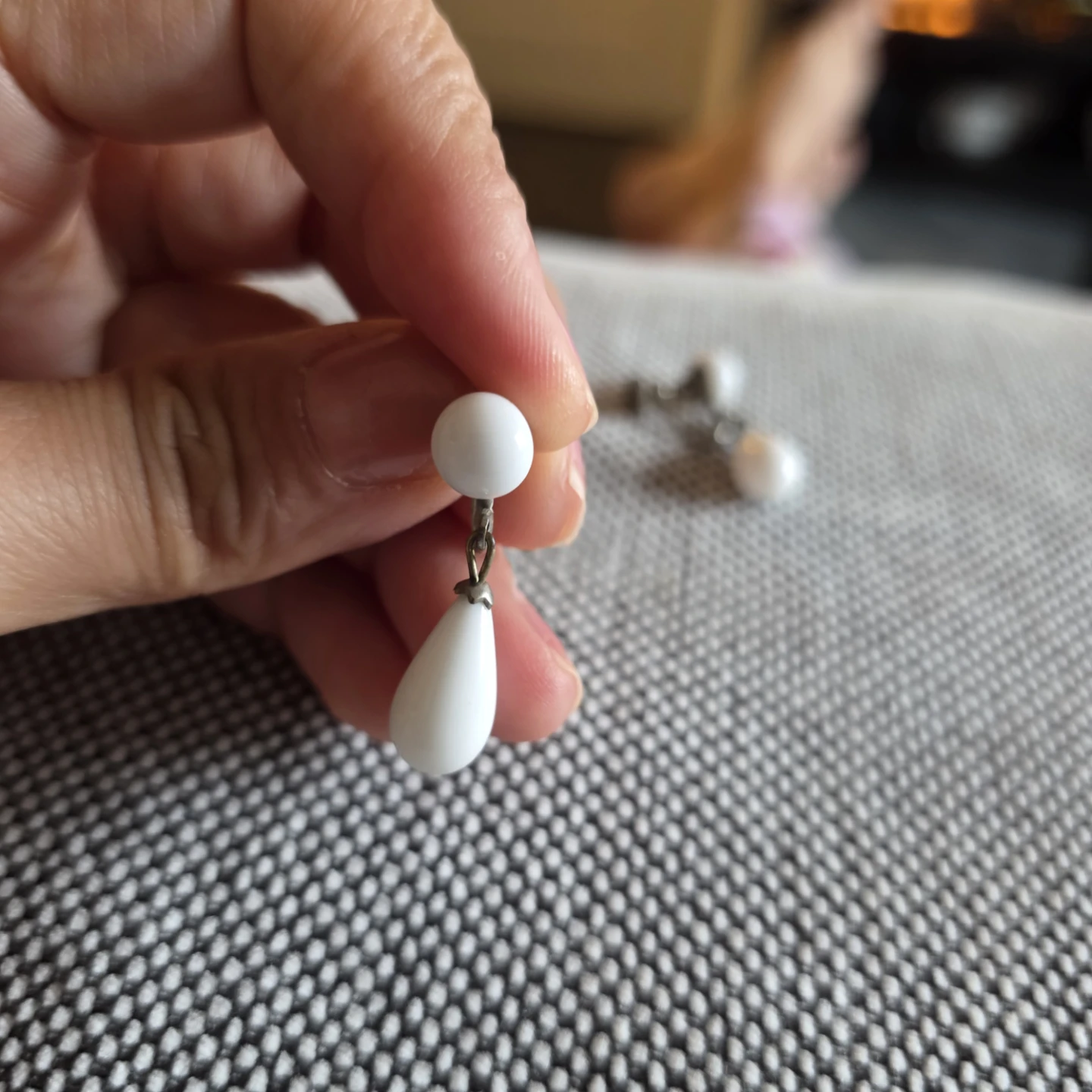 Vintage White Teardrop Screw-Back Earrings - photo 3