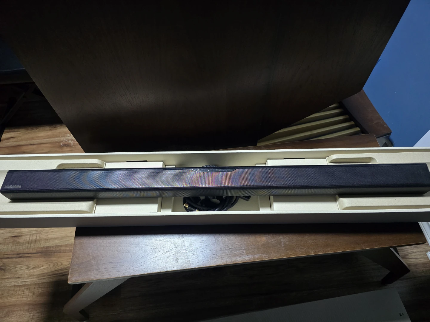 Samsung Soundbar and woofer
