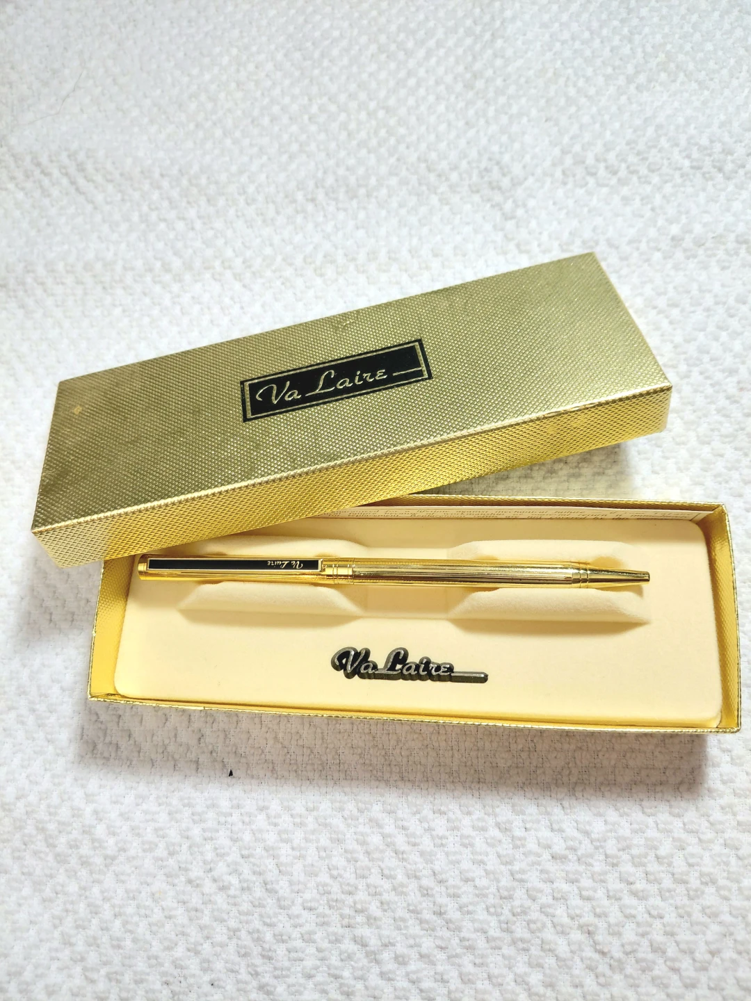 Va Laire gold-tone pen in case