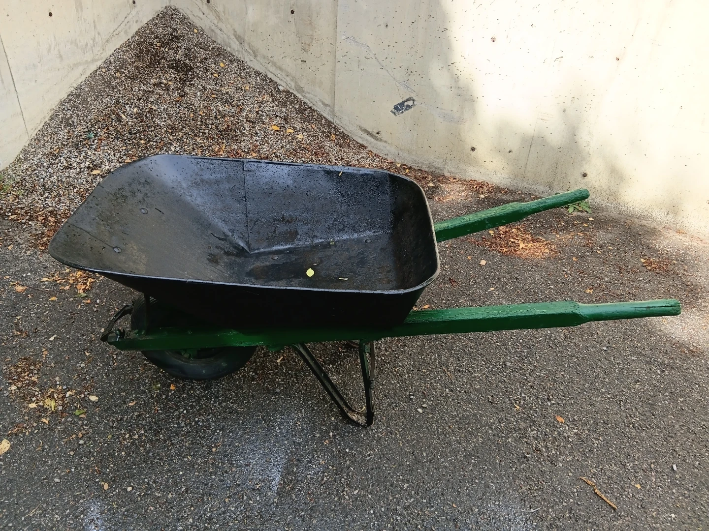 Heavy Duty Metal Wheelbarrow