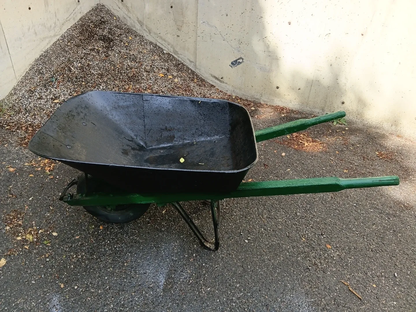 Heavy Duty Metal Wheelbarrow
