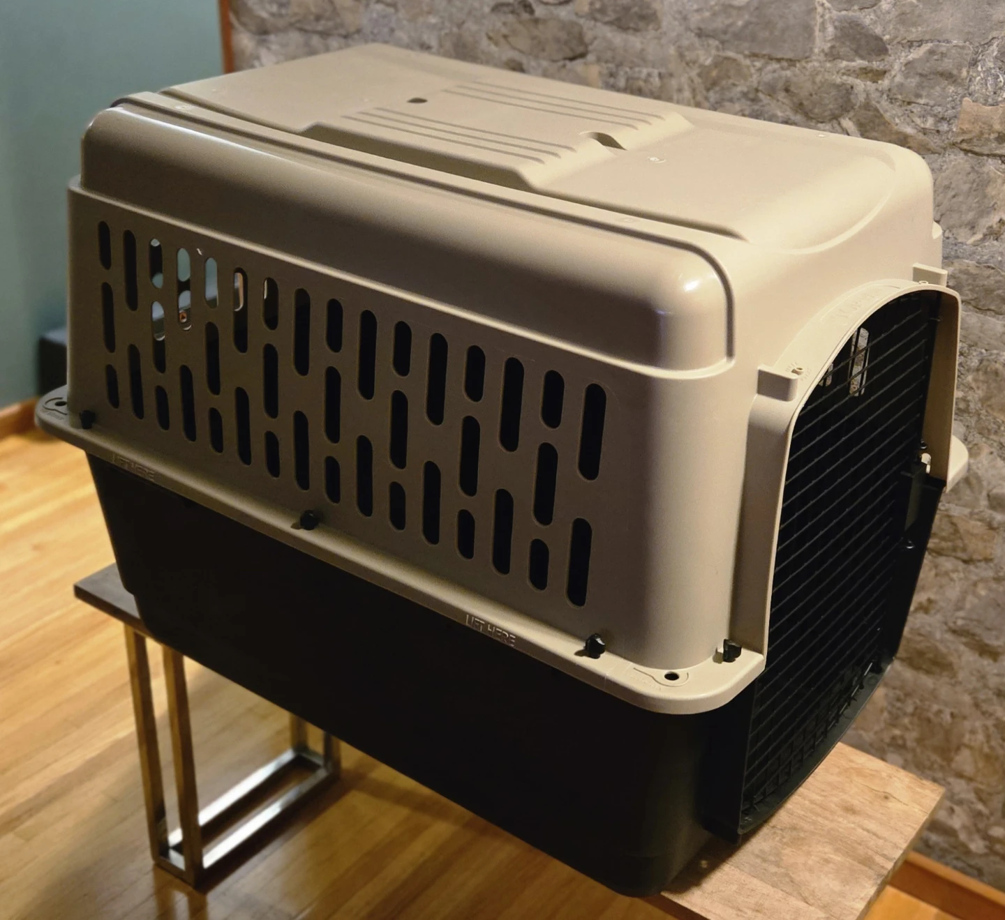Dog Kennel (Top Paw 32') *Excellent Condition*