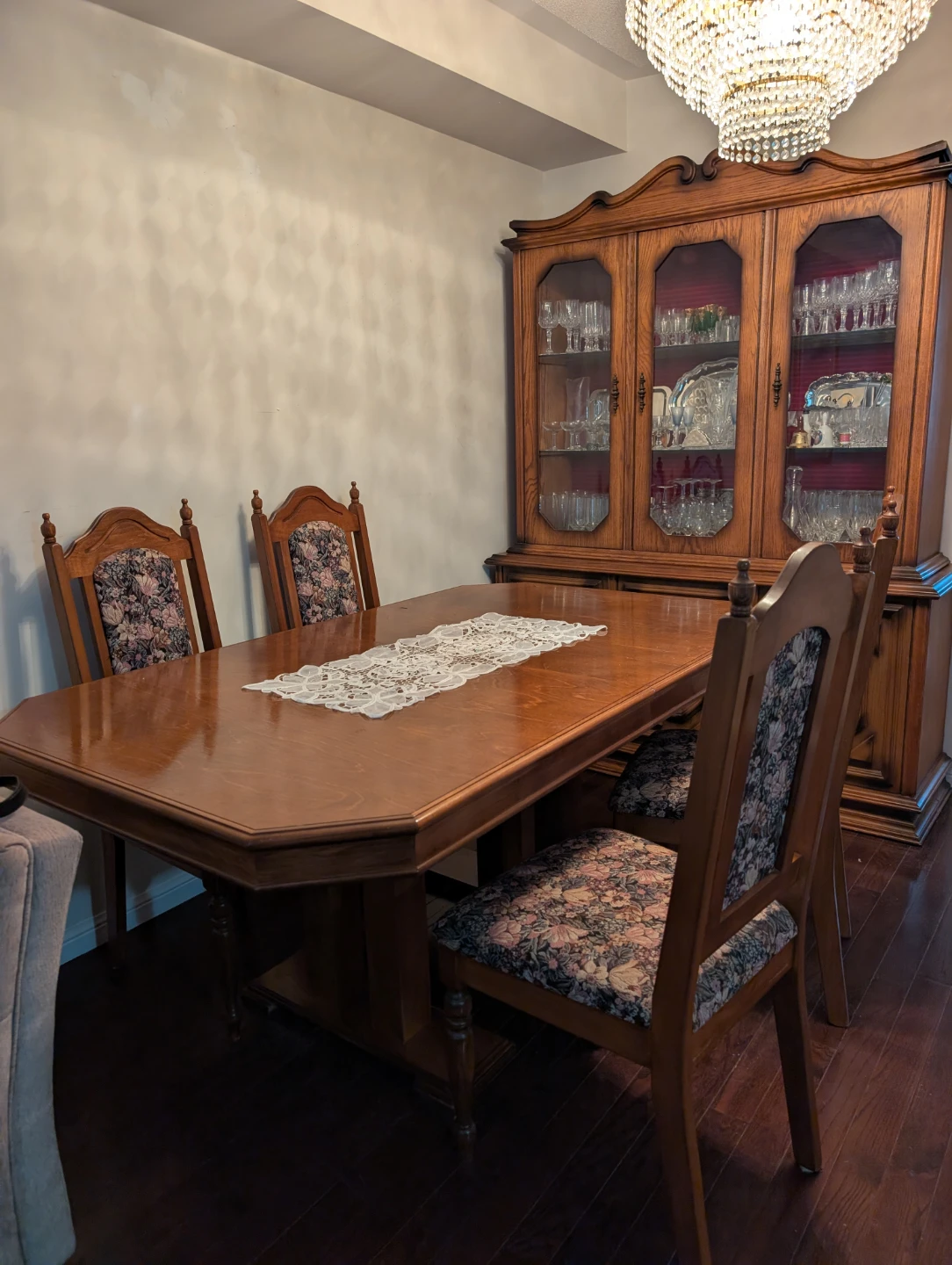 SOLID OAK WOOD VINTAGE ANTIQUE DINING SET (TABLE AND CABINET)