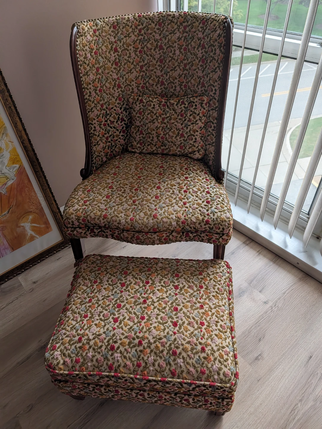 Beautiful chair and ottoman set - photo 3