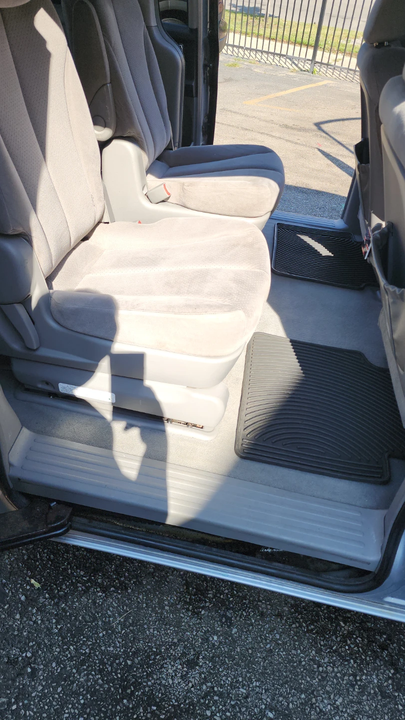 Hyundai Entourage Minivan - photo 5