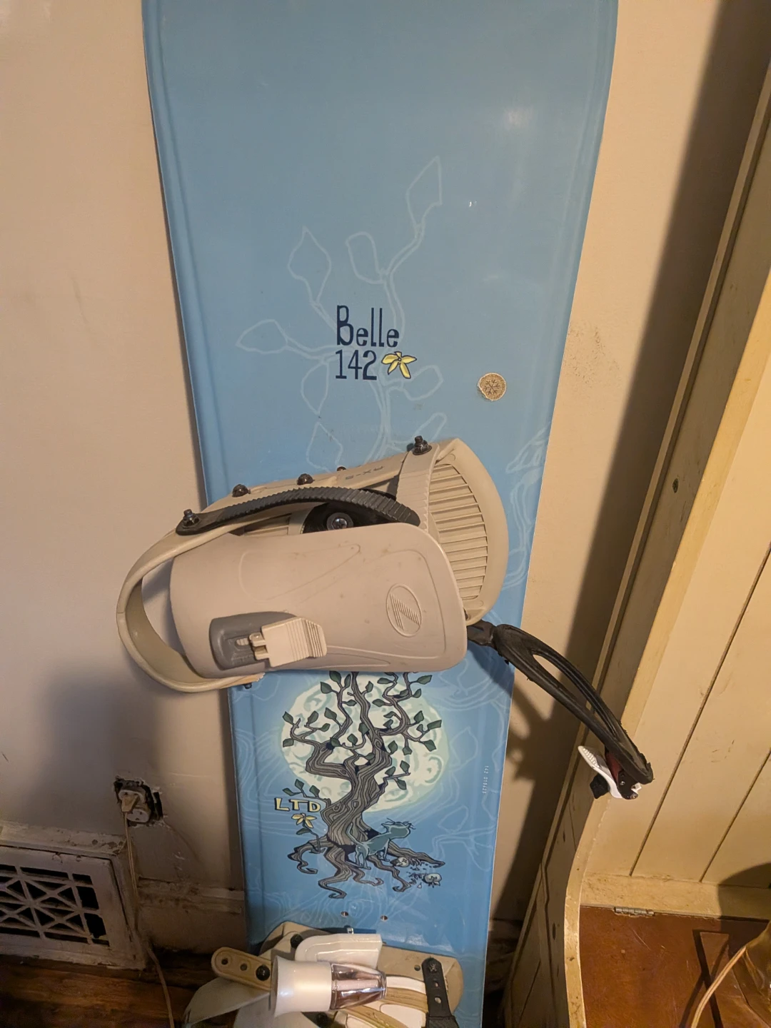 LTD Belle Snowboard 142cm with Bindings - photo 2