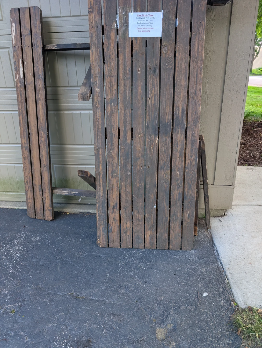 Free picnic table