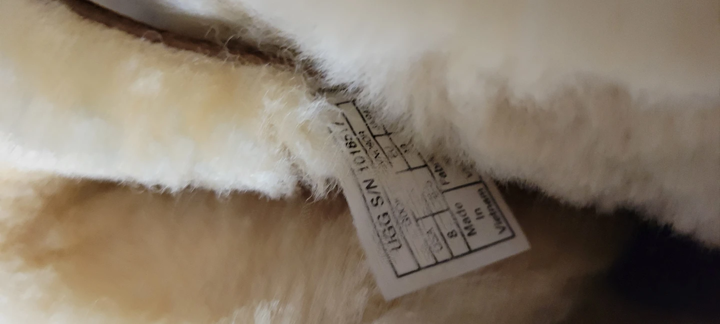 UGG gita Boots with Pom Poms - Size 8 - photo 3