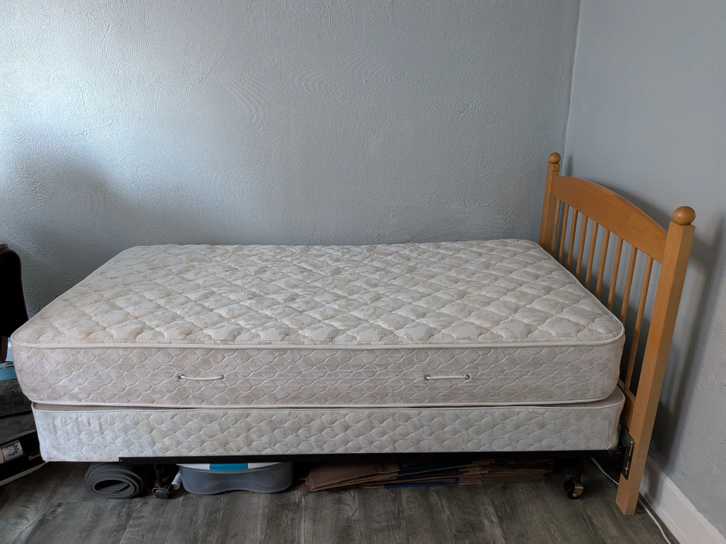 (Price Flexible) Twin Size Metal Bed Frame with Wooden Headboard - photo 2
