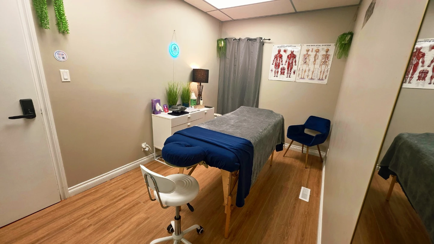 FULLY FURNISHED MASSAGE TREATMENT ROOM AVAILABLE FOR RMT - photo 5
