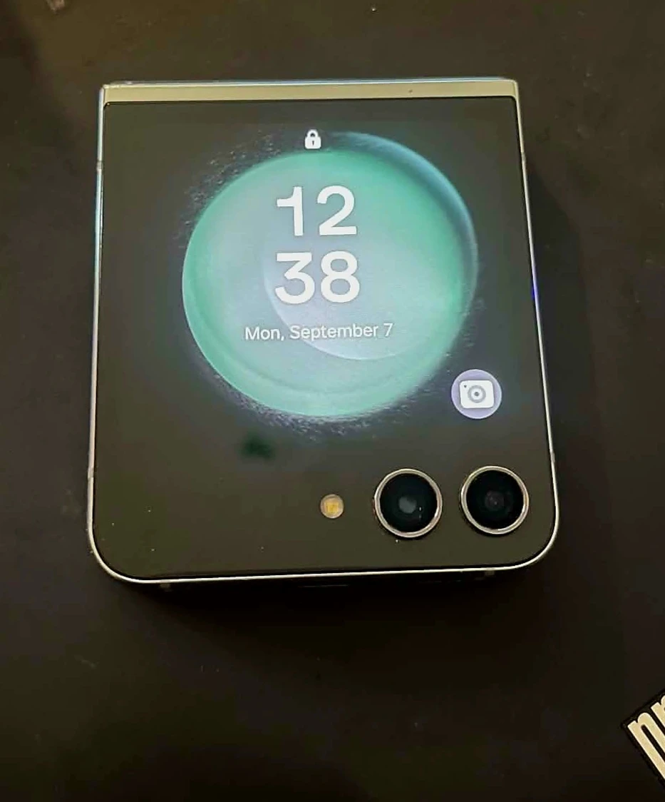 Samsung Galaxy Z Flip5 Green. 256Gb Like New!