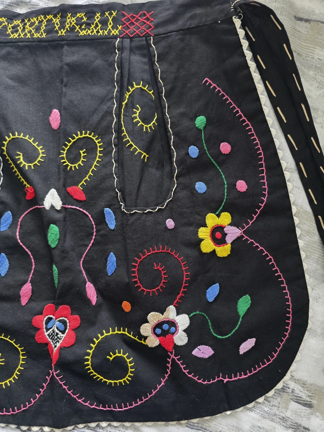 Vintage Folk Art Hand Embroidery Portugal Apron - photo 4