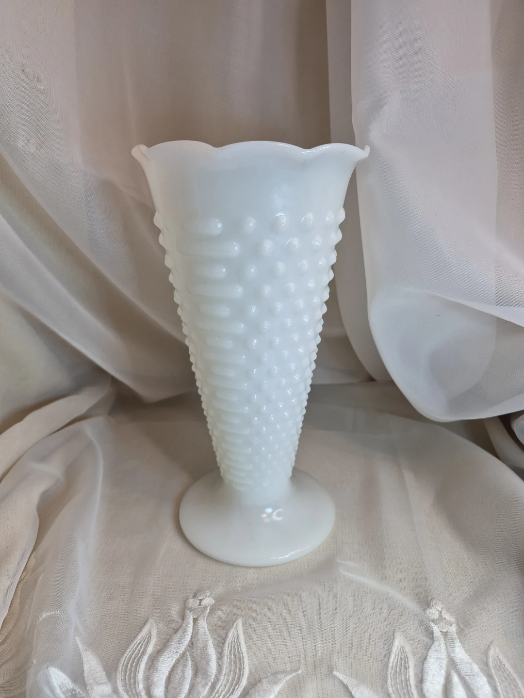 Beautiful Vintage Anchor Hocking White Milk Glass Vase