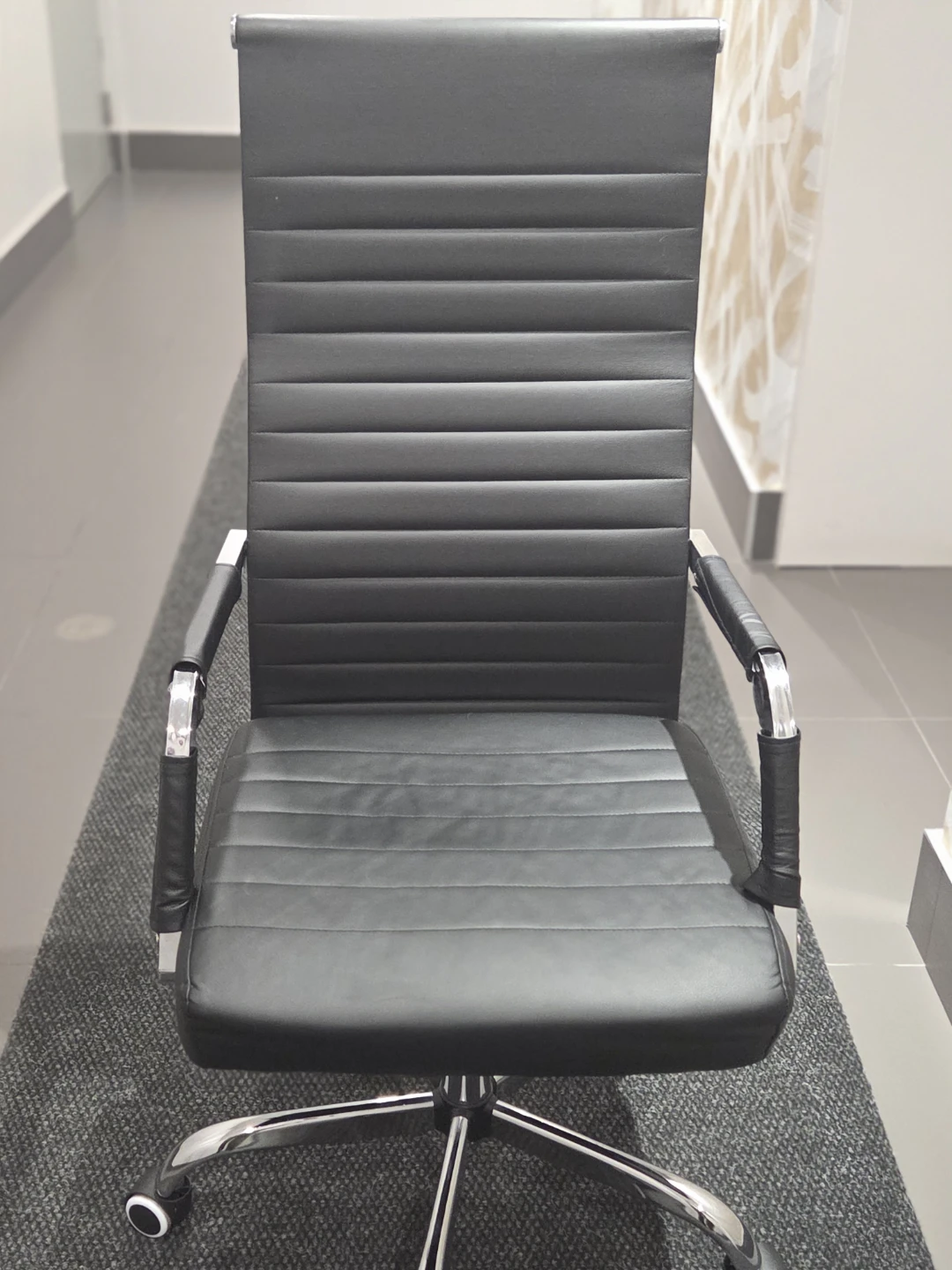 Black Ribbed Office Chair - photo 2