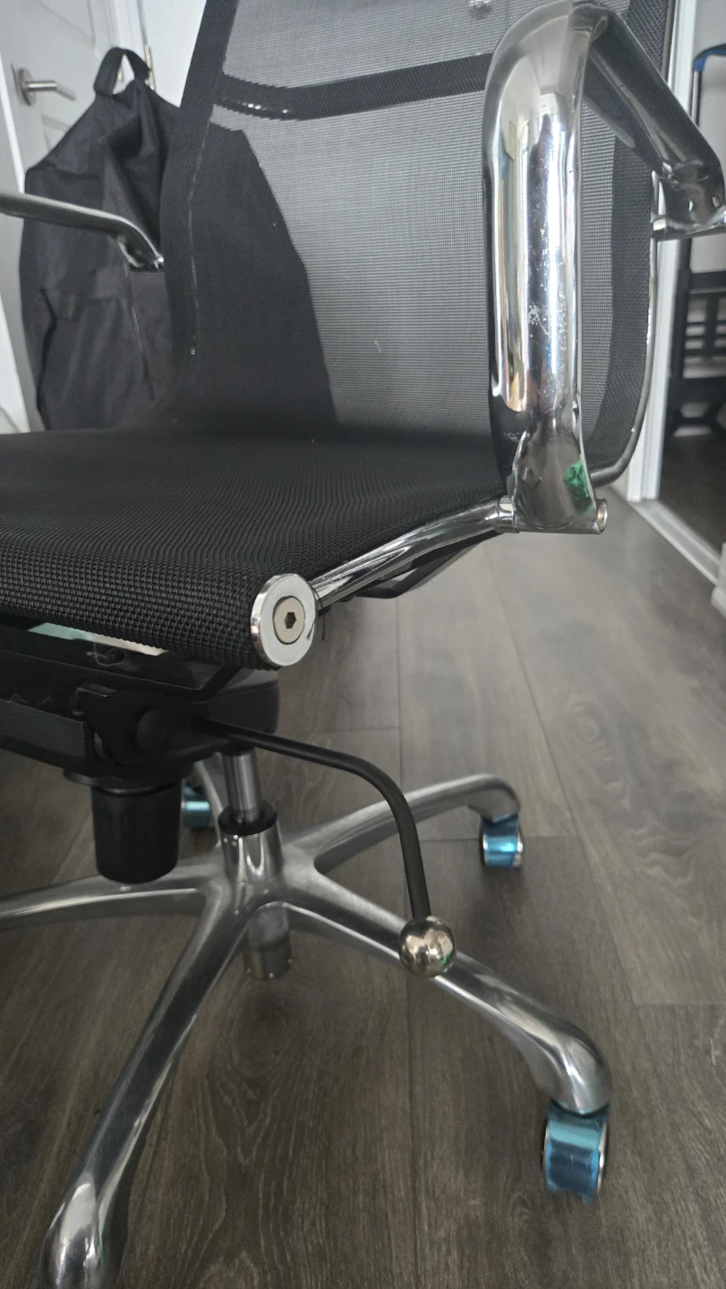 Adjustable computer chair