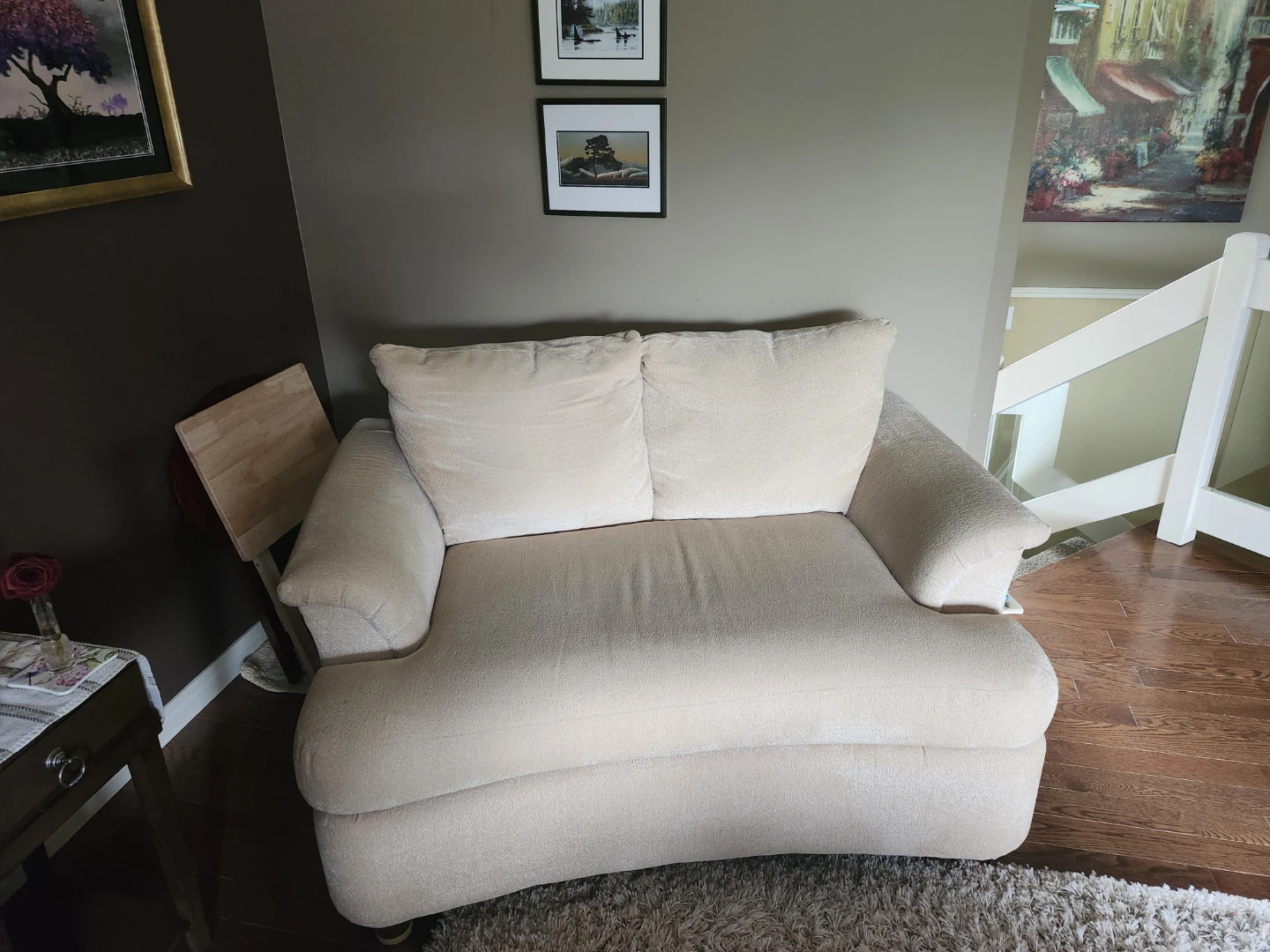Cream Loveseat lazy boy like new. Red pollows inculed. - photo 2