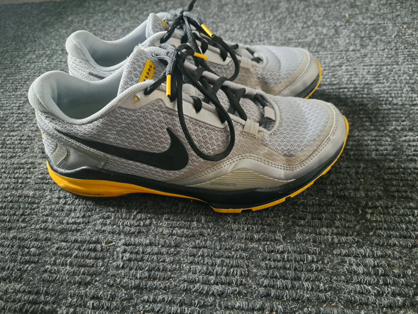 Size 9 Nike Livestrong Running Shoes - photo 2