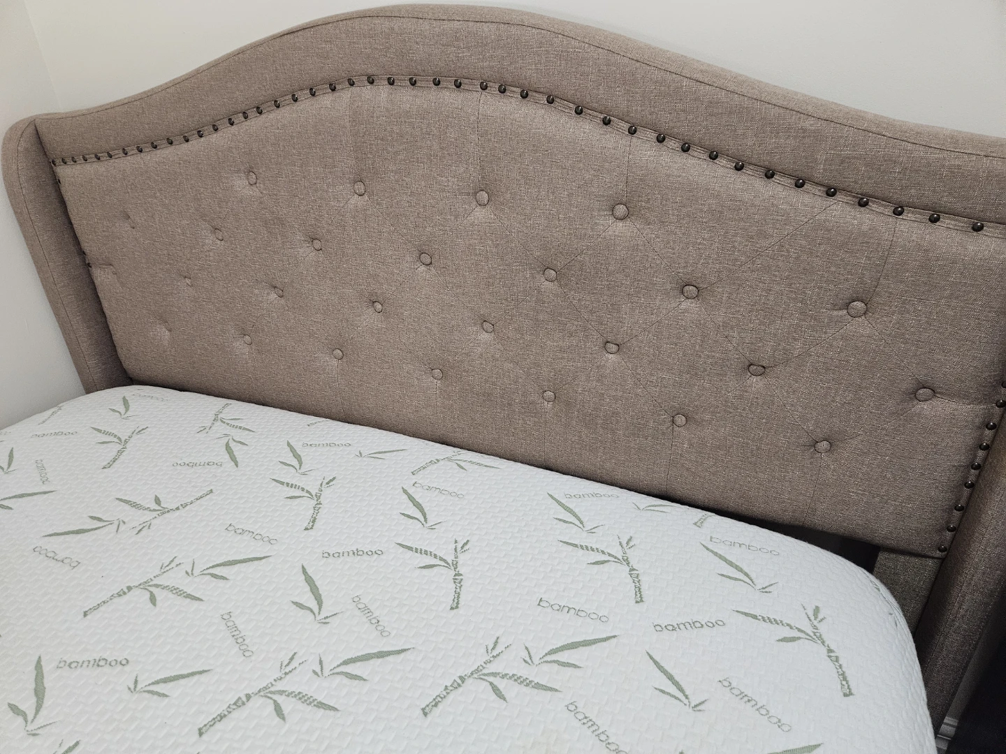 Queen bed with mattress - photo 2