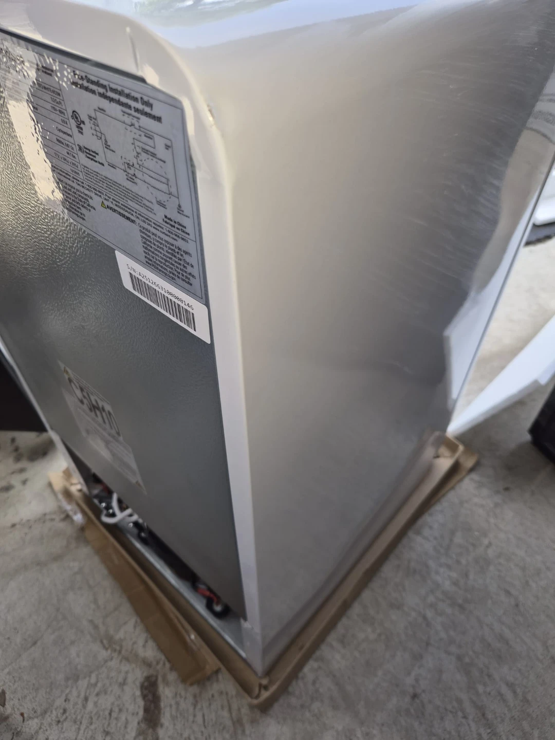 FRIDGIDAIRE 3.2 cu ft (WHITE) RETRO MINI FRIDGE on SALE - photo 4