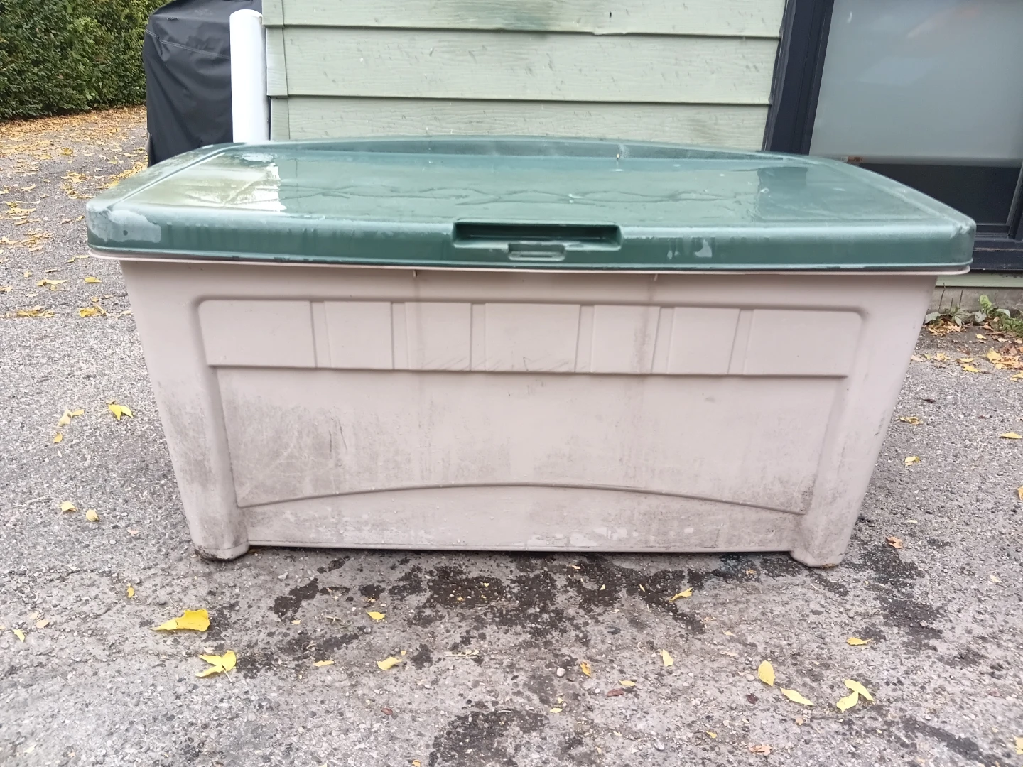 Large Rubbermaid Outdoor Durable Plastic Storage Deck Box