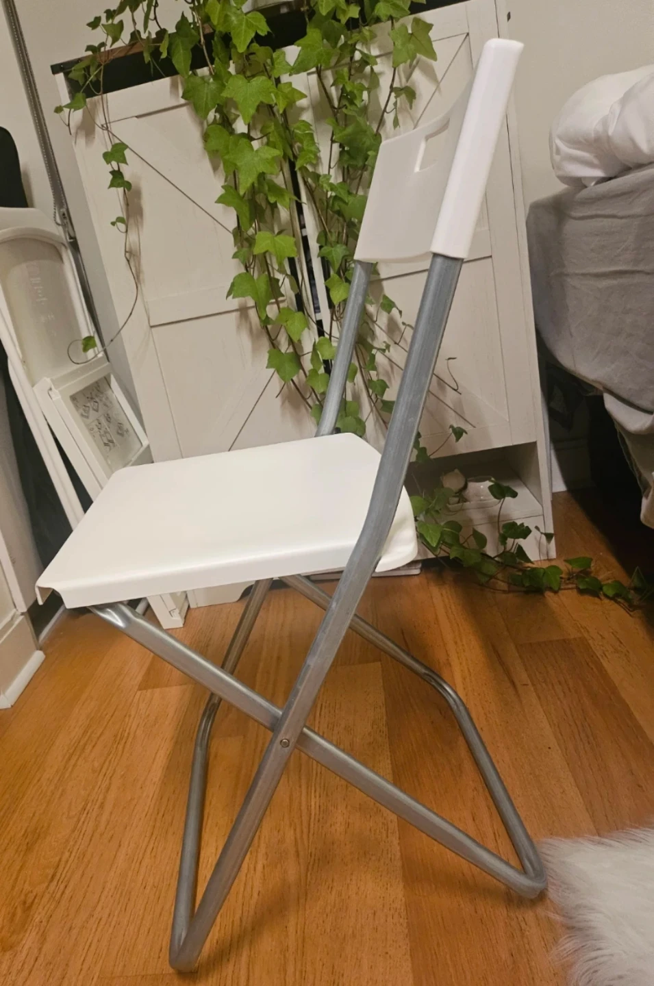 White folding chair - photo 2