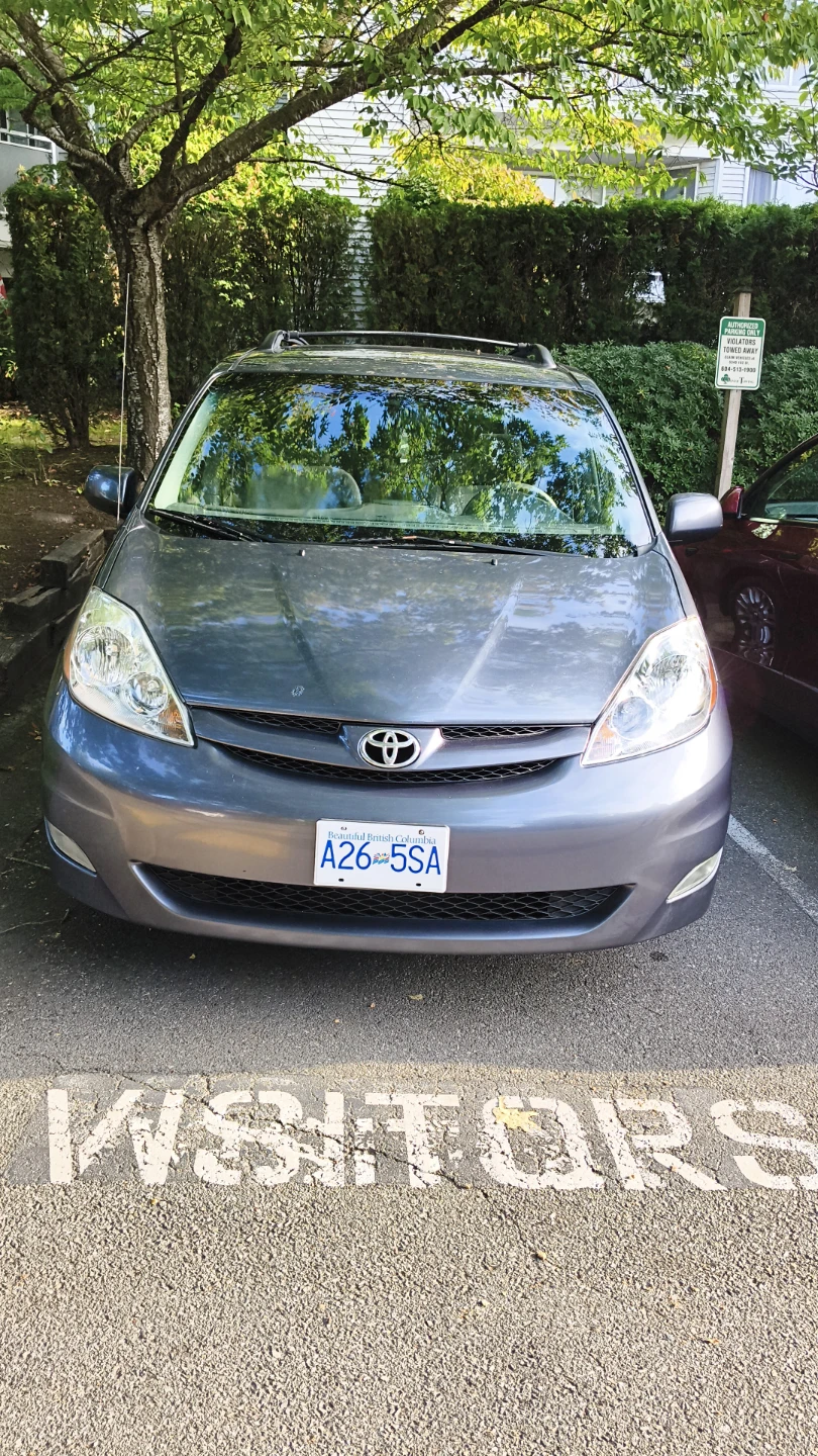 Toyota Sienna Minivan - photo 2