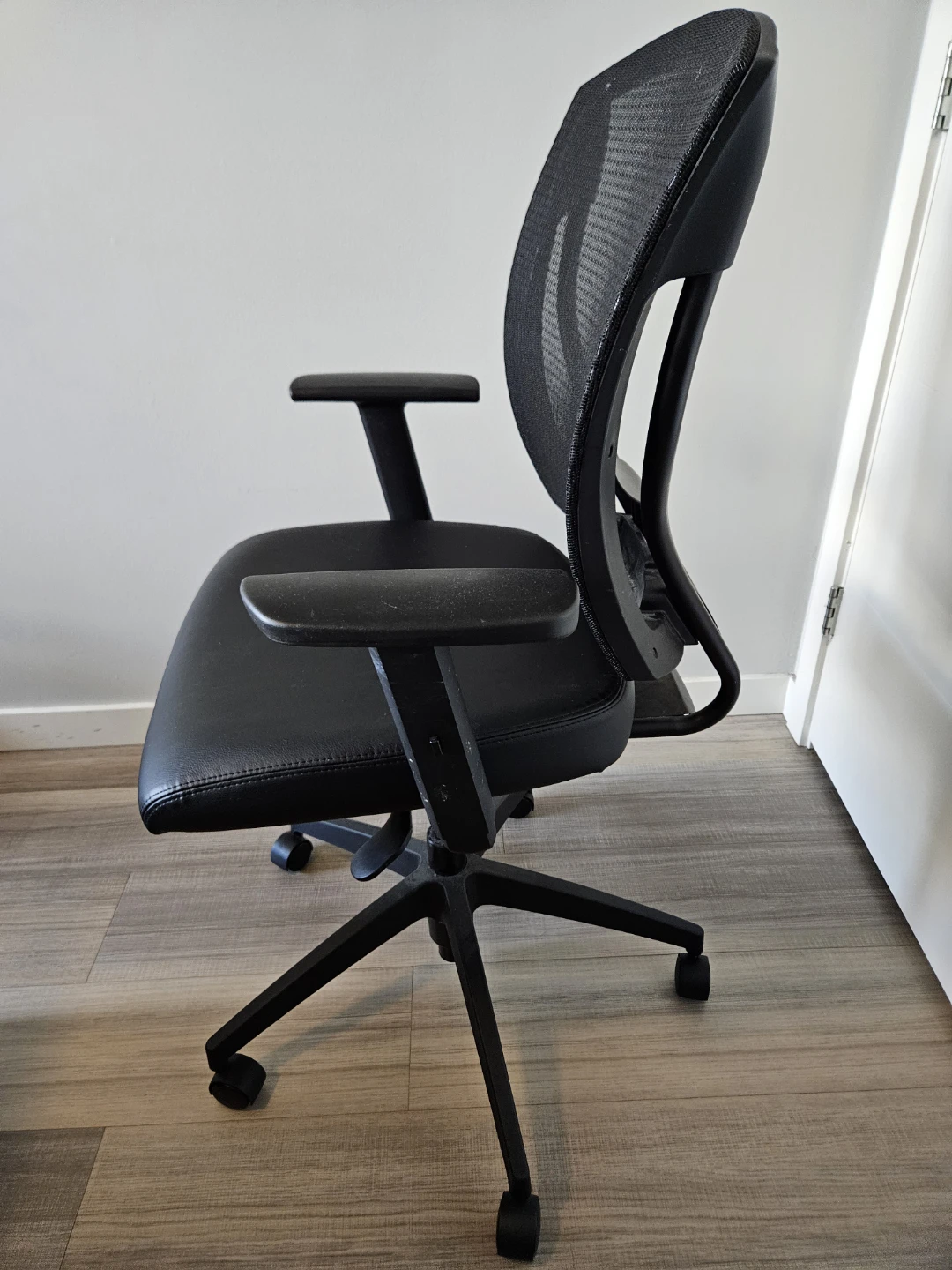 Black Ergonomic Mesh Office Chair - photo 2