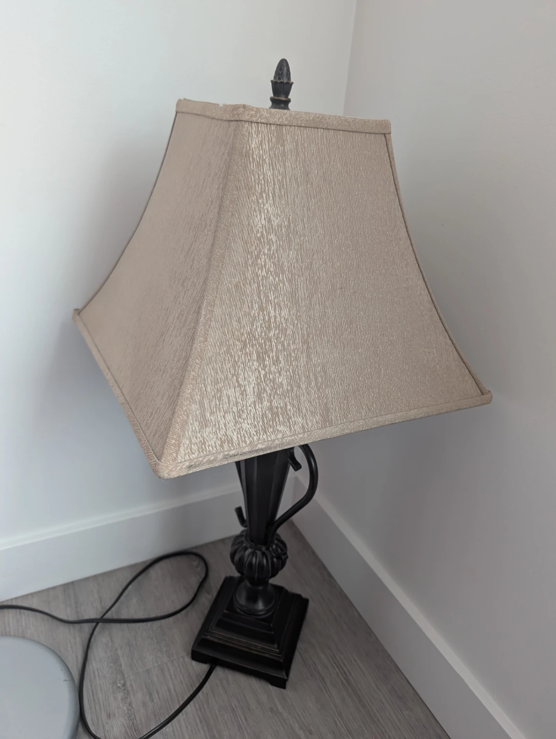 Traditional Table Lamp with Beige Shade - photo 2