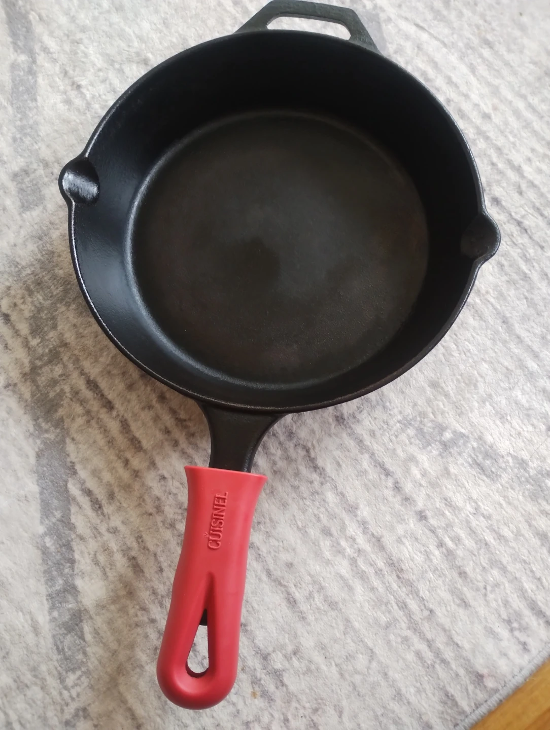 Cuisinel Pre-Seasoned Cast Iron Skillet with Red Silicone Cover - photo 4