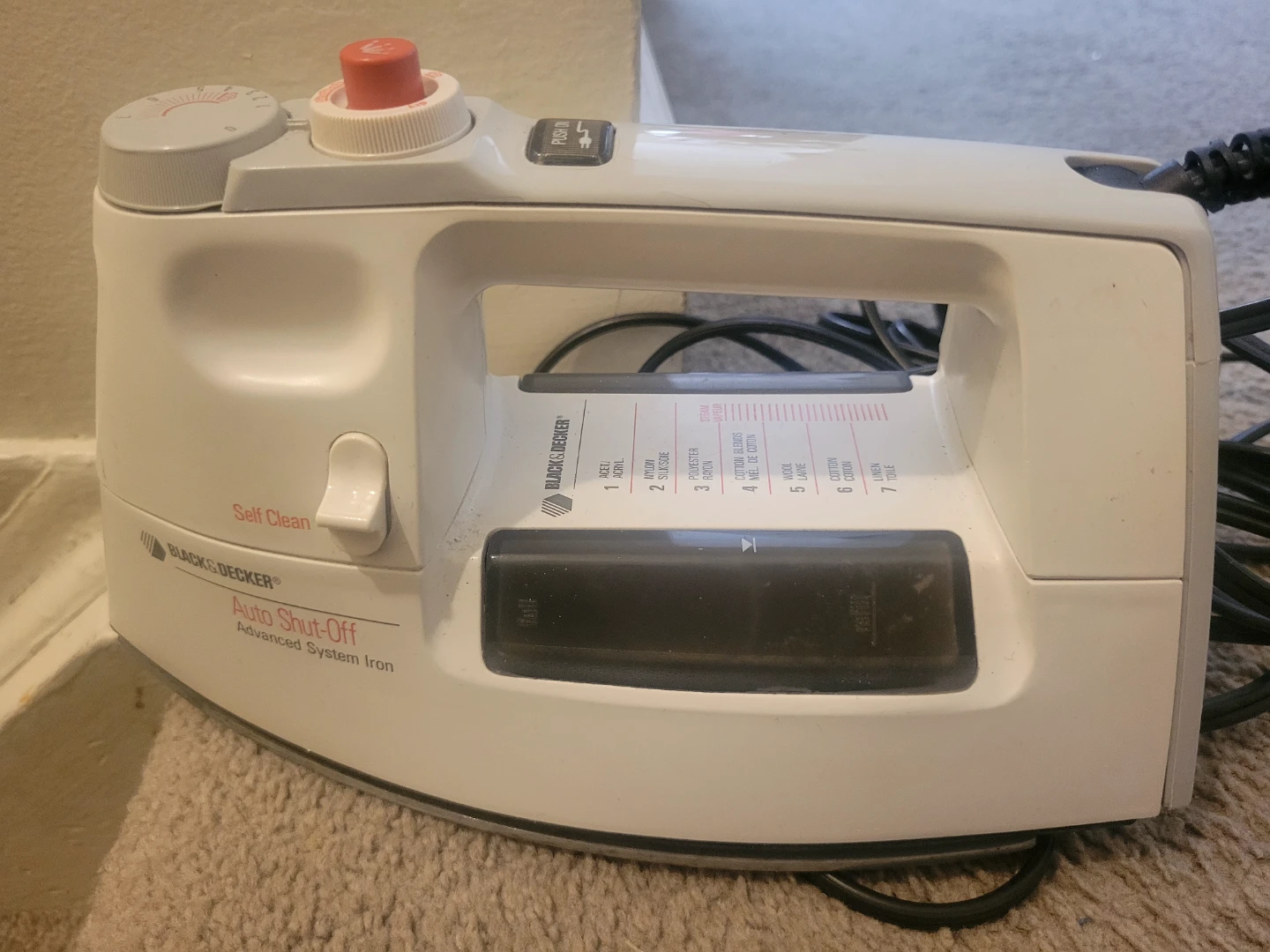 🏈 Black & Decker Auto Shut-Off Iron - photo 2