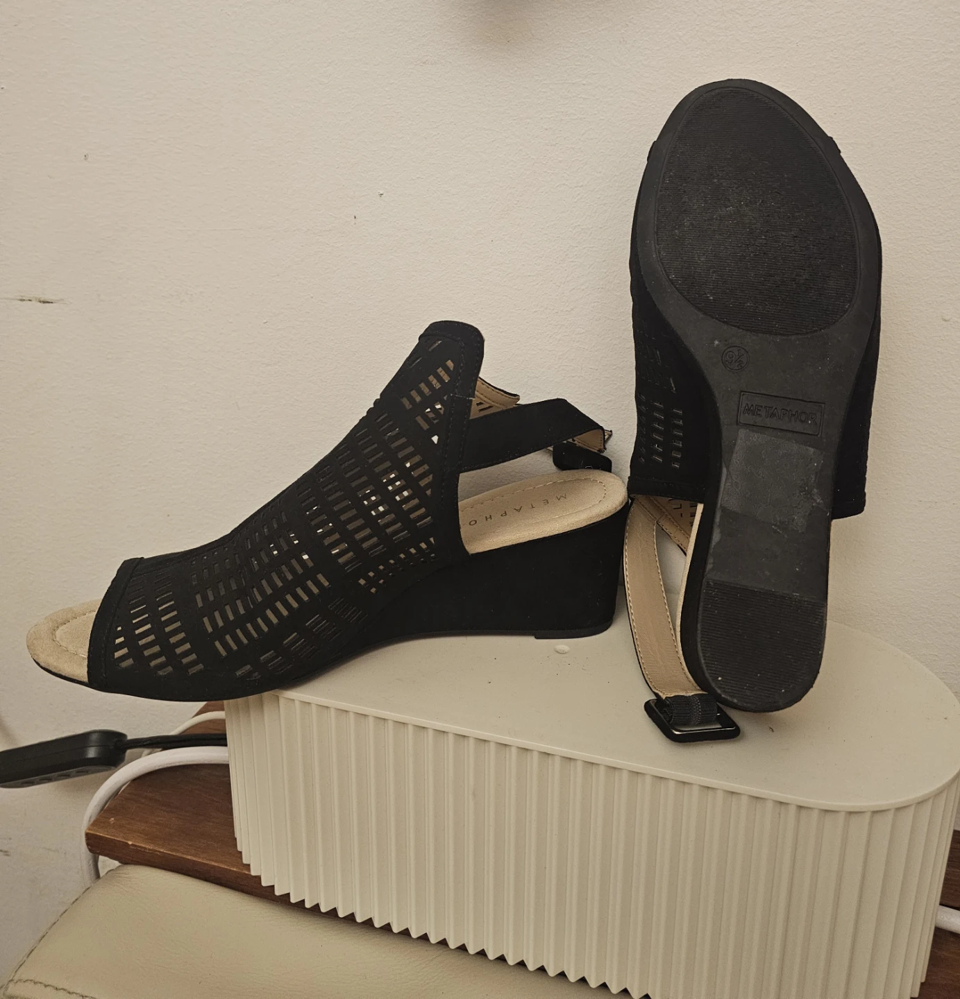 9.5 Metaphor Black Laser Cut Wedge Sandals - photo 4