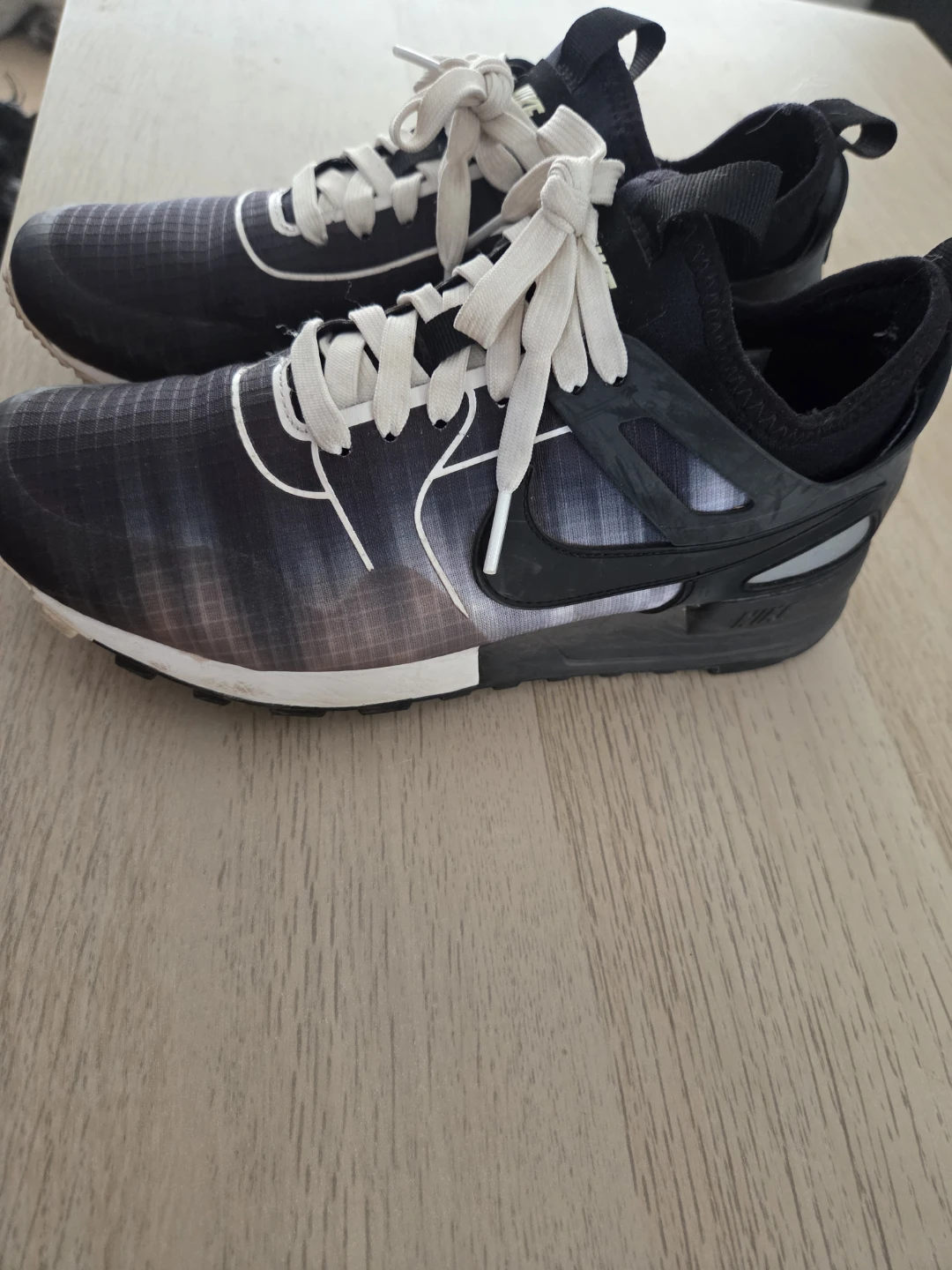 Nike Black and White Sneakers - photo 2