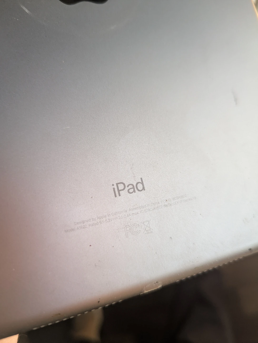 Apple iPad Model A1822 - photo 2