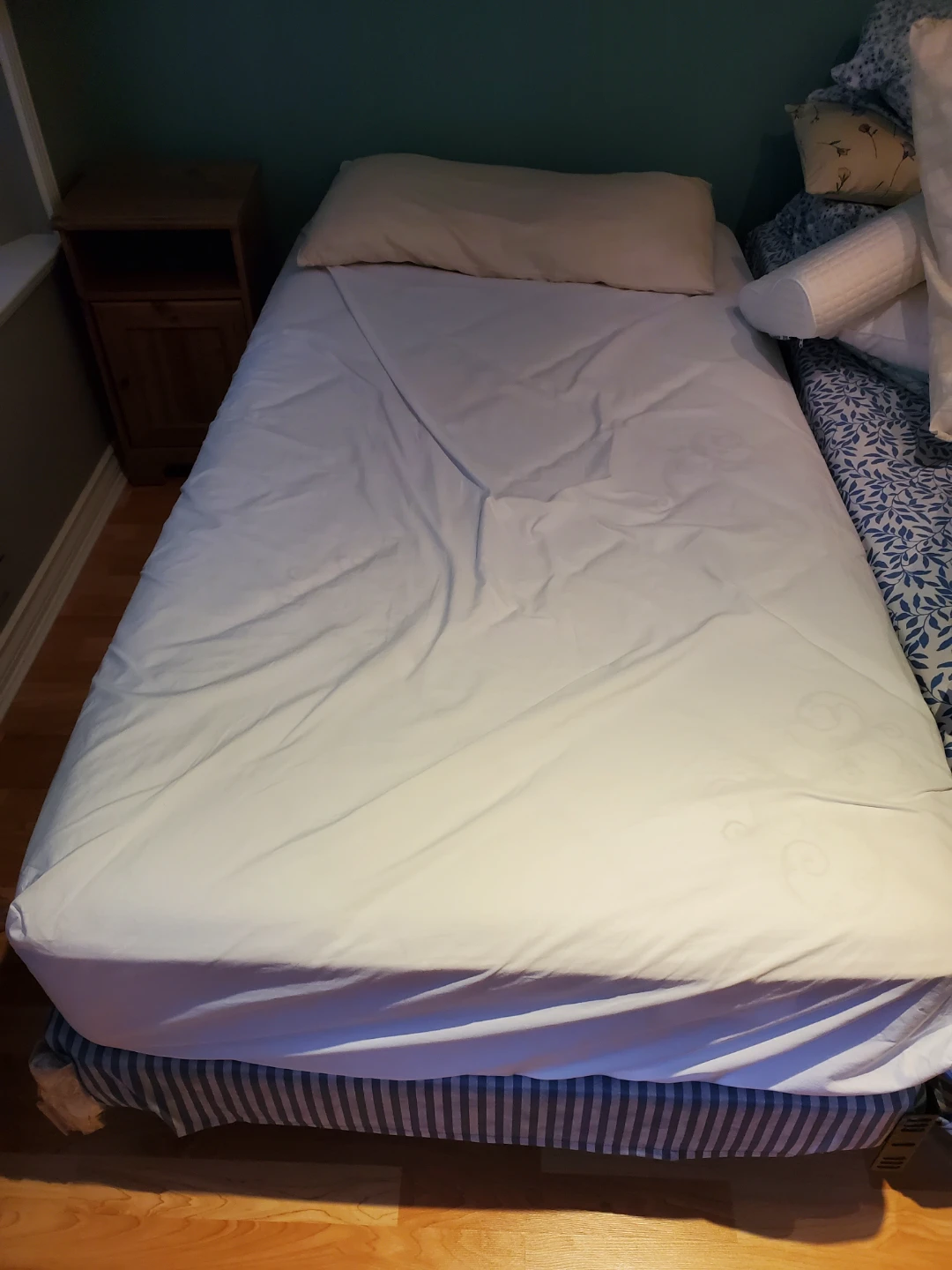 Free Single bed box spring, Mattress 5 Pillows & 2 comforters