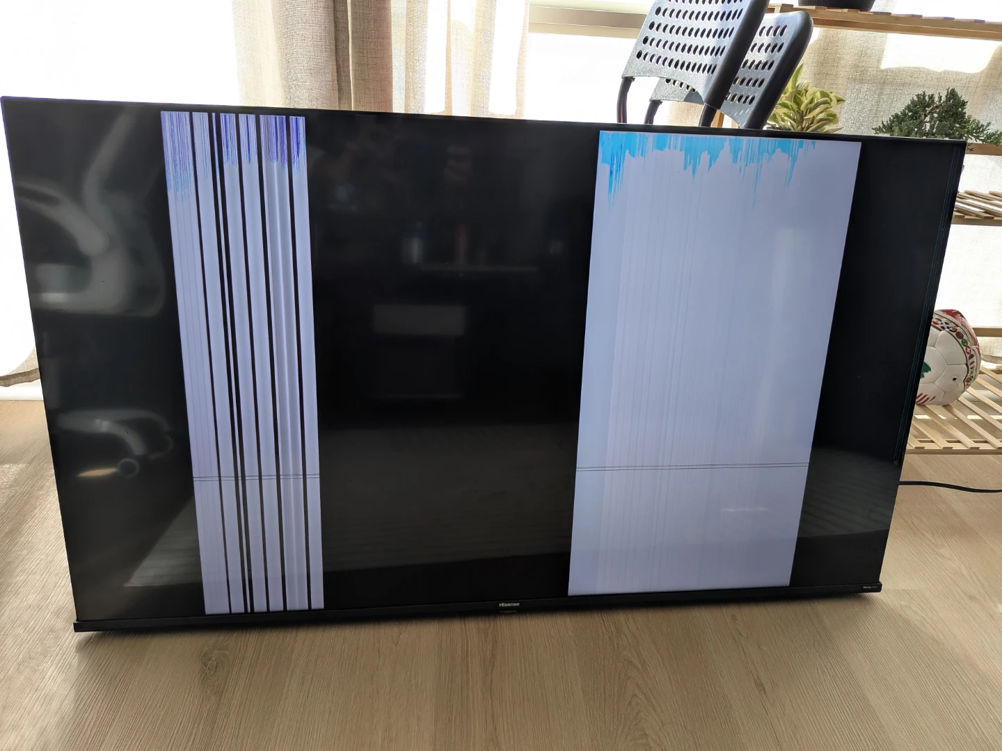 Hisense 50" Smart TV with cracked screen - photo 2