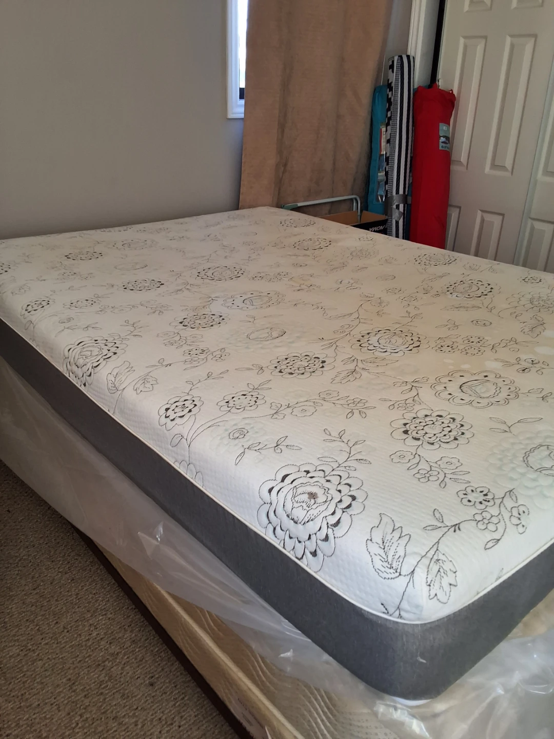 Box spring queen size bed and 2 mattresses - photo 2