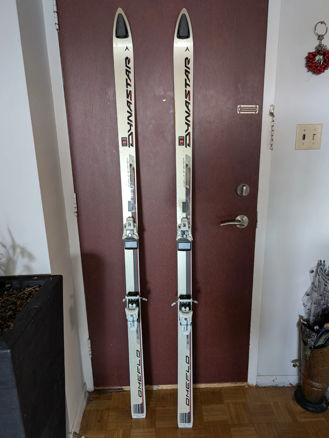 Vintage Dynastar Omeflo Skis – Great Retro Decor / Craft Project