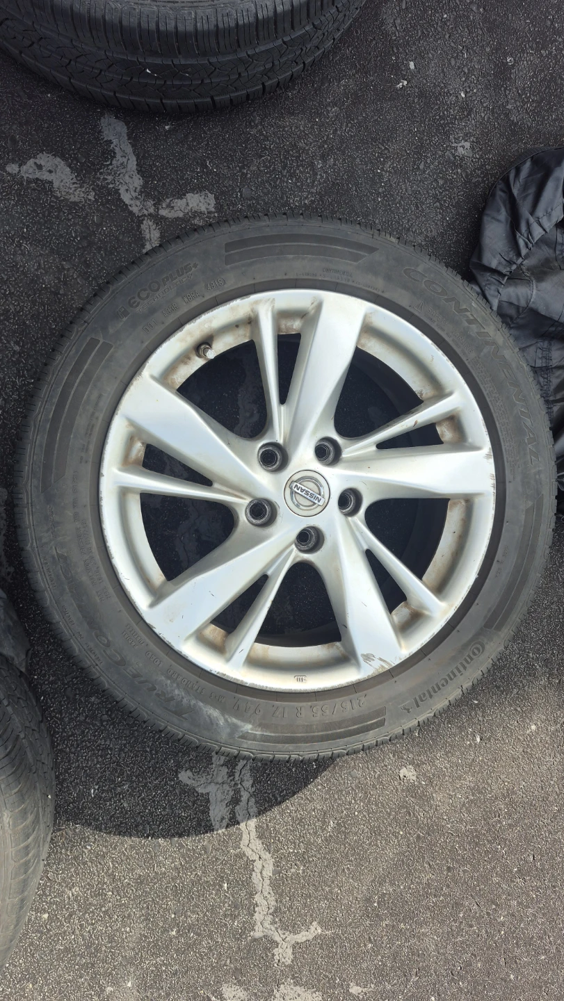 Set of 4 Nissan 17-inch OEM Wheels & Tires (with TPMS) - photo 4