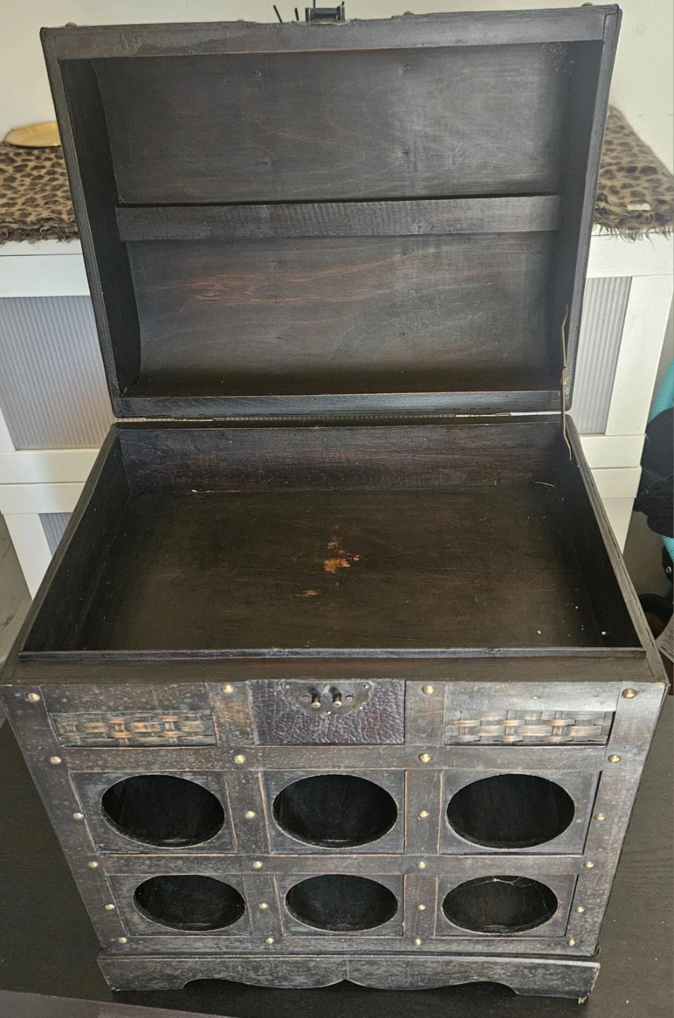 Vintage-Style Wine Bottle Storage Trunk - photo 3