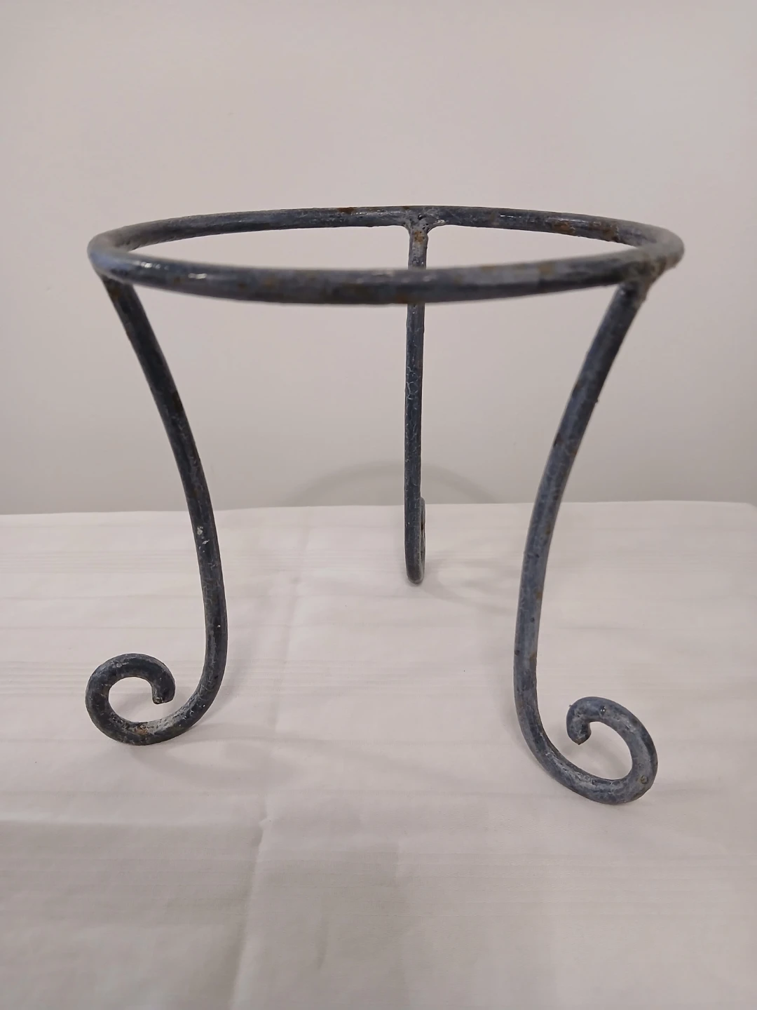 Metal Decorative Pot Stand and Pot. Both $15  firm. - photo 2